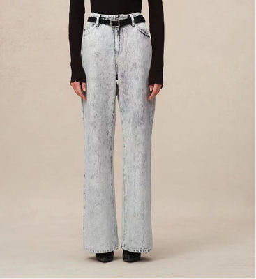 Lose, breite Beine mit mittlerer Taille