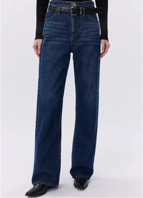 High-waisted, geradebeinige Jeans.