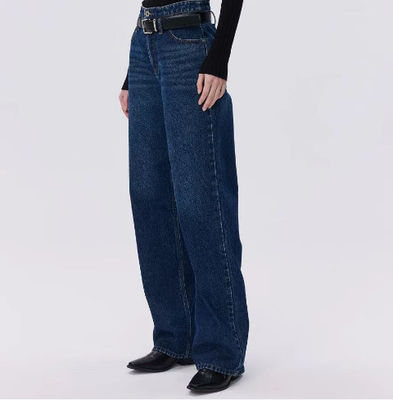 High-waisted, geradebeinige Jeans.