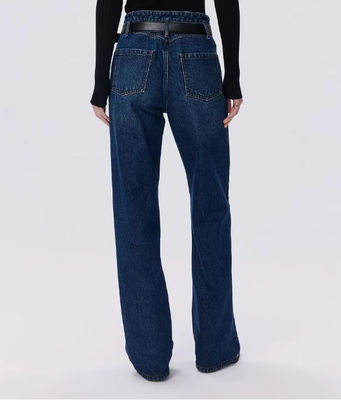 High-waisted, geradebeinige Jeans.