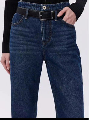 High-waisted, geradebeinige Jeans.