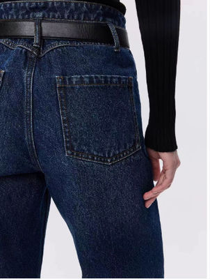 High-waisted, geradebeinige Jeans.