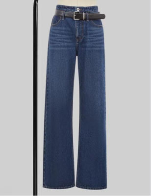 High-waisted, geradebeinige Jeans.