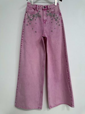 Extra lange, breite Beine, rosa Jeans für eine Verlängerung.