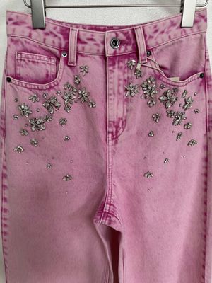 Extra lange, breite Beine, rosa Jeans für eine Verlängerung.