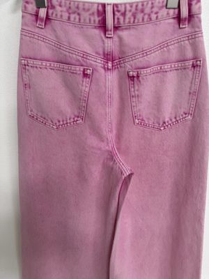 Extra lange, breite Beine, rosa Jeans für eine Verlängerung.