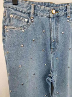 Sterne wie Knoten auf den Beinen Denim Boden für einen einzigartigen, herausragenden Look