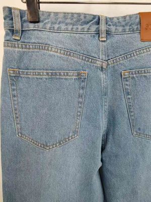Sterne wie Knoten auf den Beinen Denim Boden für einen einzigartigen, herausragenden Look