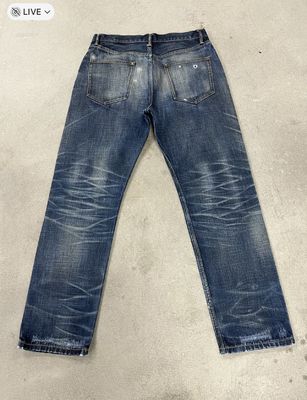 Klassische dunkle Wasch-Gelenk-Jeans mit Schnurrbart und verblasst für einen Vintage-Look