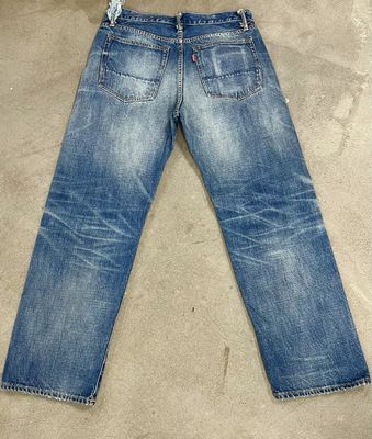 Leicht gewaschene Oberfläche aus Denim mit subtilem Abblenden und Schnurrbart für einen klassischen Look