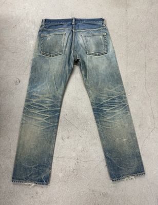 Leichte Waschjeans mit starkem Abblenden und Schnurrbart für einen robusten Vintage Look