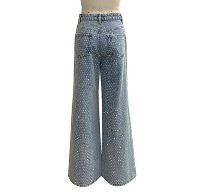 Glanzende Schmuckstücke aus Strass und Denim für einen glamourösen und auffälligen Look
