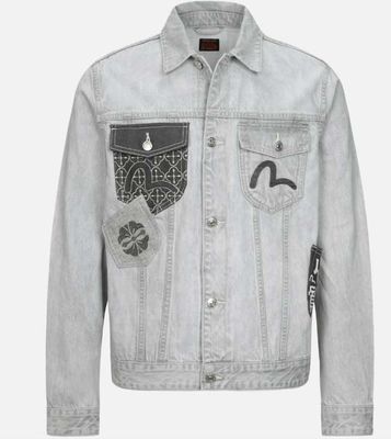 Leichtgraue, gewaschene Jeansjacke für einen modernen und vielseitigen Look