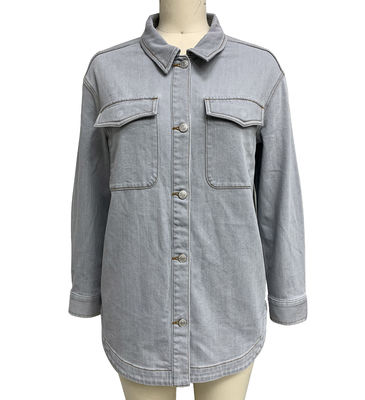 Übergroßes, fites Denimhemd für einen entspannten und mühelosen Stil