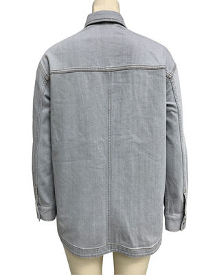 Übergroßes, fites Denimhemd für einen entspannten und mühelosen Stil