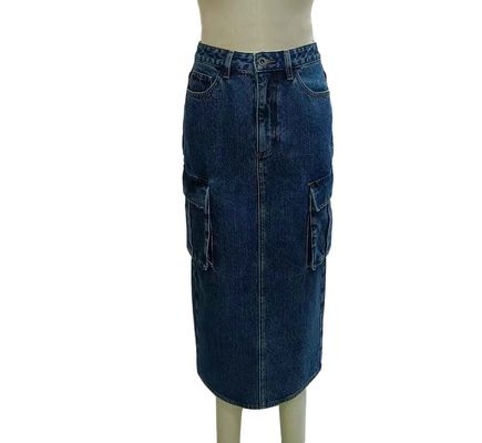 Hochgeschwungener dunkler Jeansrock für eine schmeichelhafte Silhouette