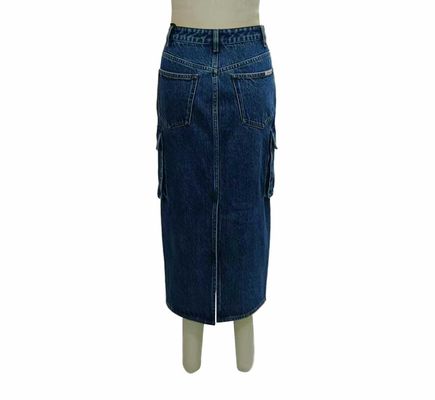 Hochgeschwungener dunkler Jeansrock für eine schmeichelhafte Silhouette