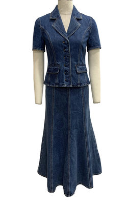 Zwei-Stücke-Denim-Set mit einer maßgeschneiderten Jacke und einem erweiterten Midi-Rock