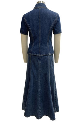 Zwei-Stücke-Denim-Set mit einer maßgeschneiderten Jacke und einem erweiterten Midi-Rock