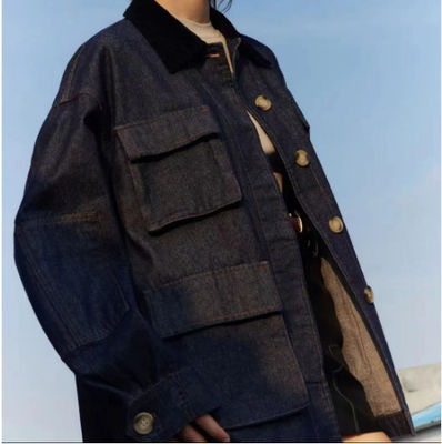 Übergroßes Freund-Stil für einen entspannten, komfortablen Look