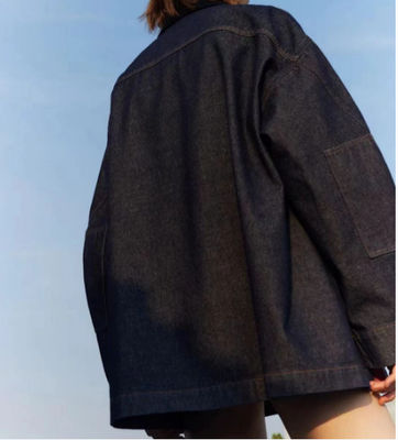 Übergroßes Freund-Stil für einen entspannten, komfortablen Look