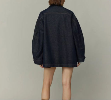 Übergroßes Freund-Stil für einen entspannten, komfortablen Look