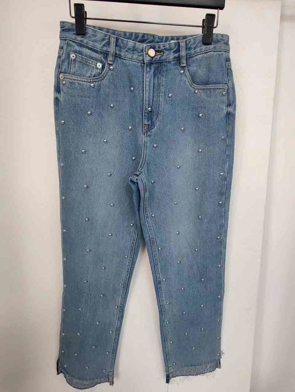 Sterne wie Knoten auf den Beinen Denim Boden für einen einzigartigen, herausragenden Look