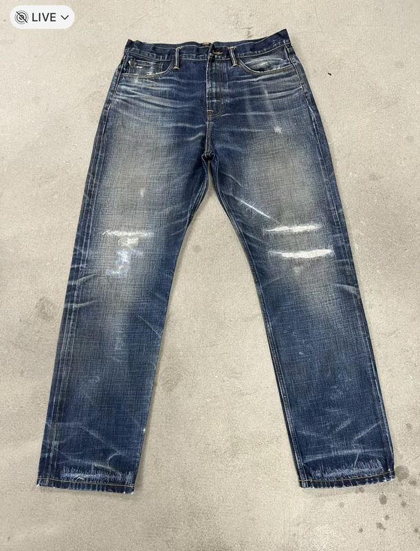 Klassische dunkle Wasch-Gelenk-Jeans mit Schnurrbart und verblasst für einen Vintage-Look