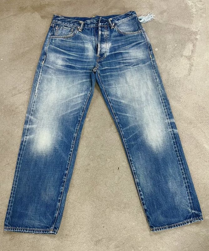 Leicht gewaschene Oberfläche aus Denim mit subtilem Abblenden und Schnurrbart für einen klassischen Look