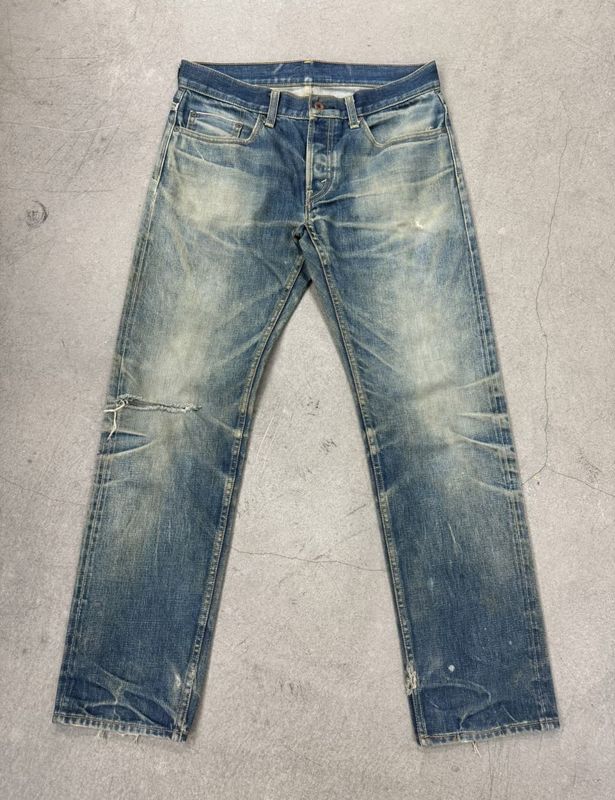 Leichte Waschjeans mit starkem Abblenden und Schnurrbart für einen robusten Vintage Look