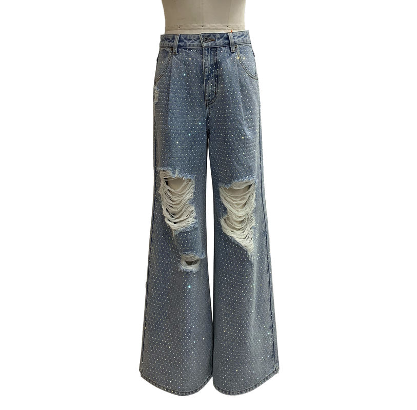 Glanzende Schmuckstücke aus Strass und Denim für einen glamourösen und auffälligen Look