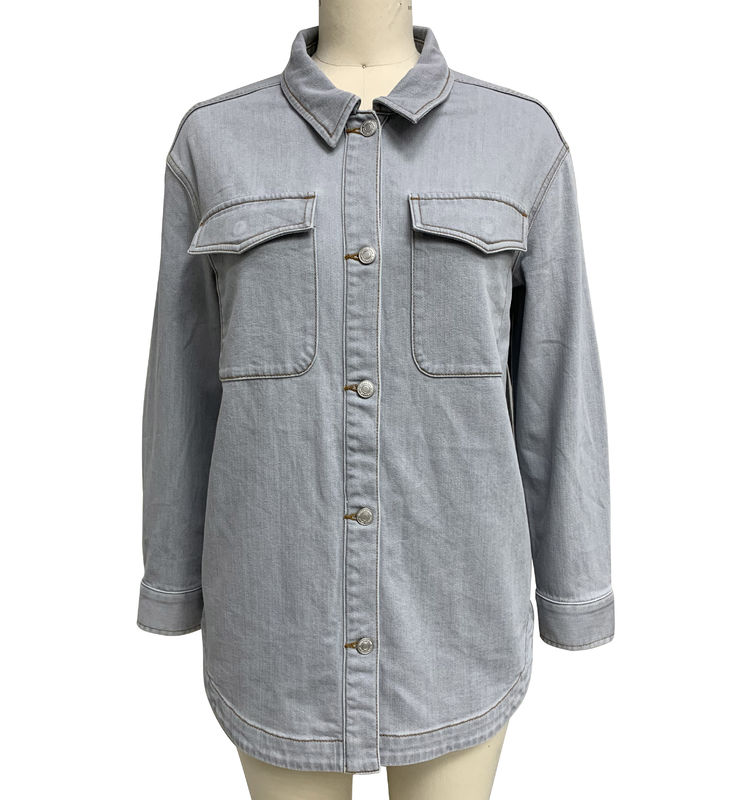 Übergroßes, fites Denimhemd für einen entspannten und mühelosen Stil